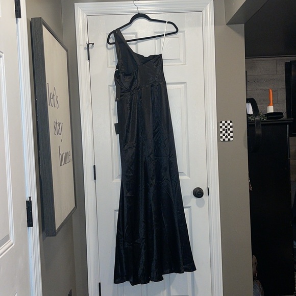 NWT Lulus On the Guest List Black Satin One-Shoulder Maxi Dress - Picture 7 of 12